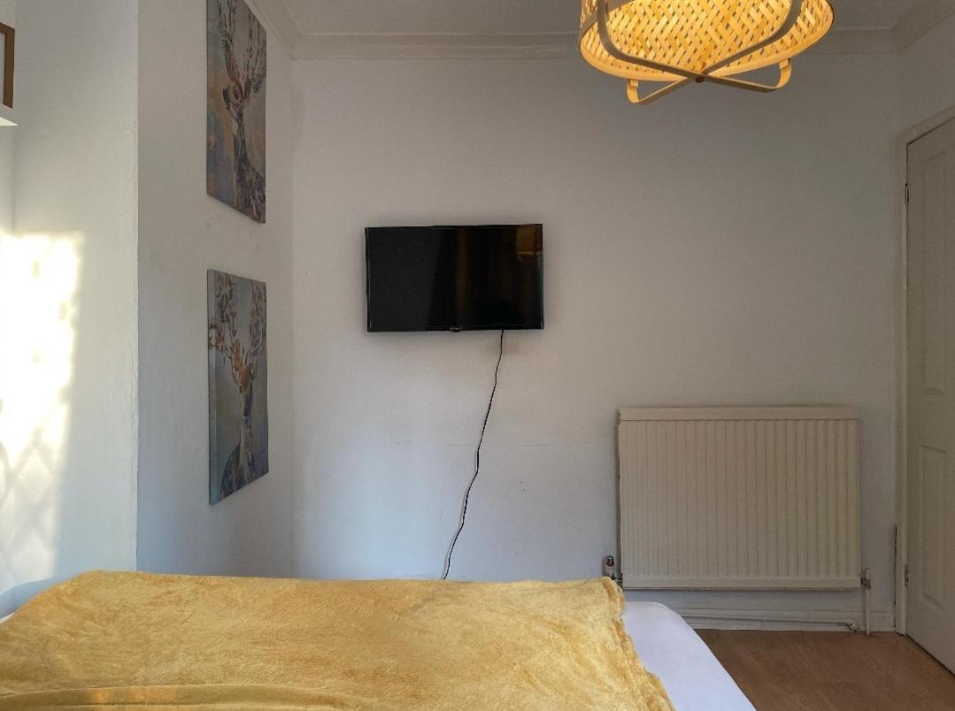 Modern And Spacious Double Bedroom Alloggio in famiglia Londra