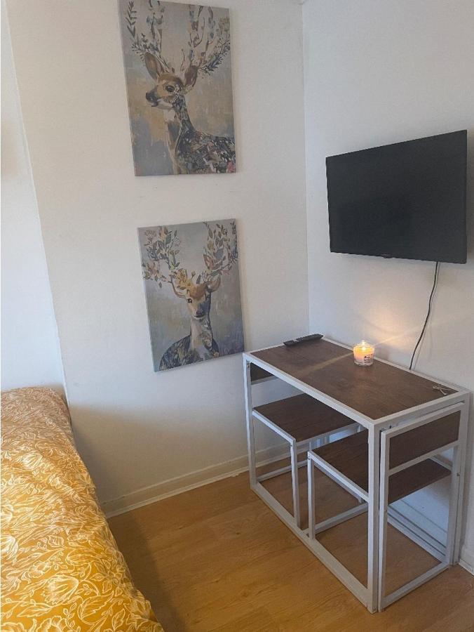Modern And Spacious Double Bedroom Alloggio in famiglia Londra