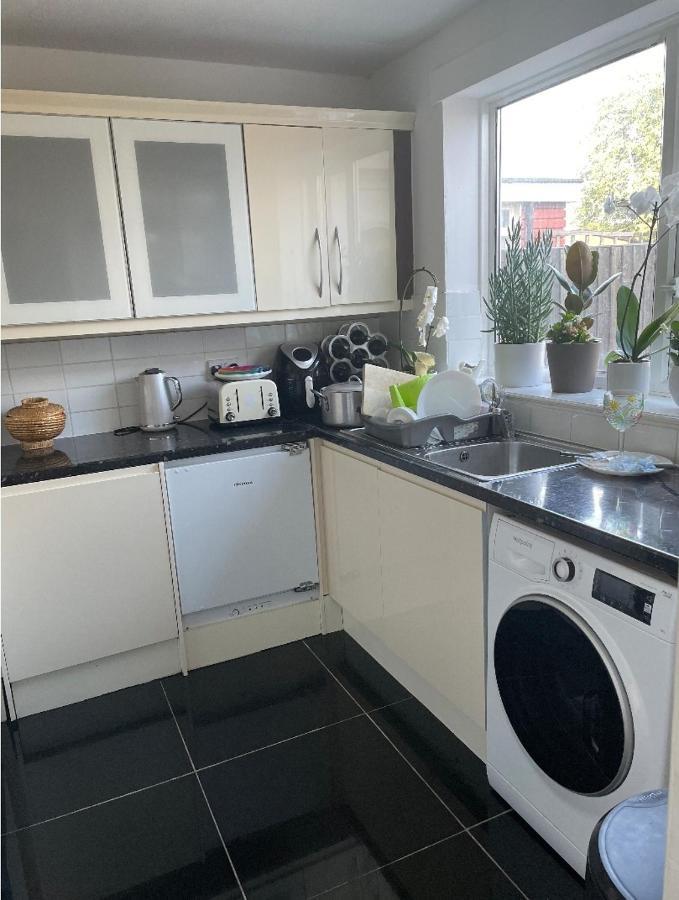Modern And Spacious Double Bedroom Londra